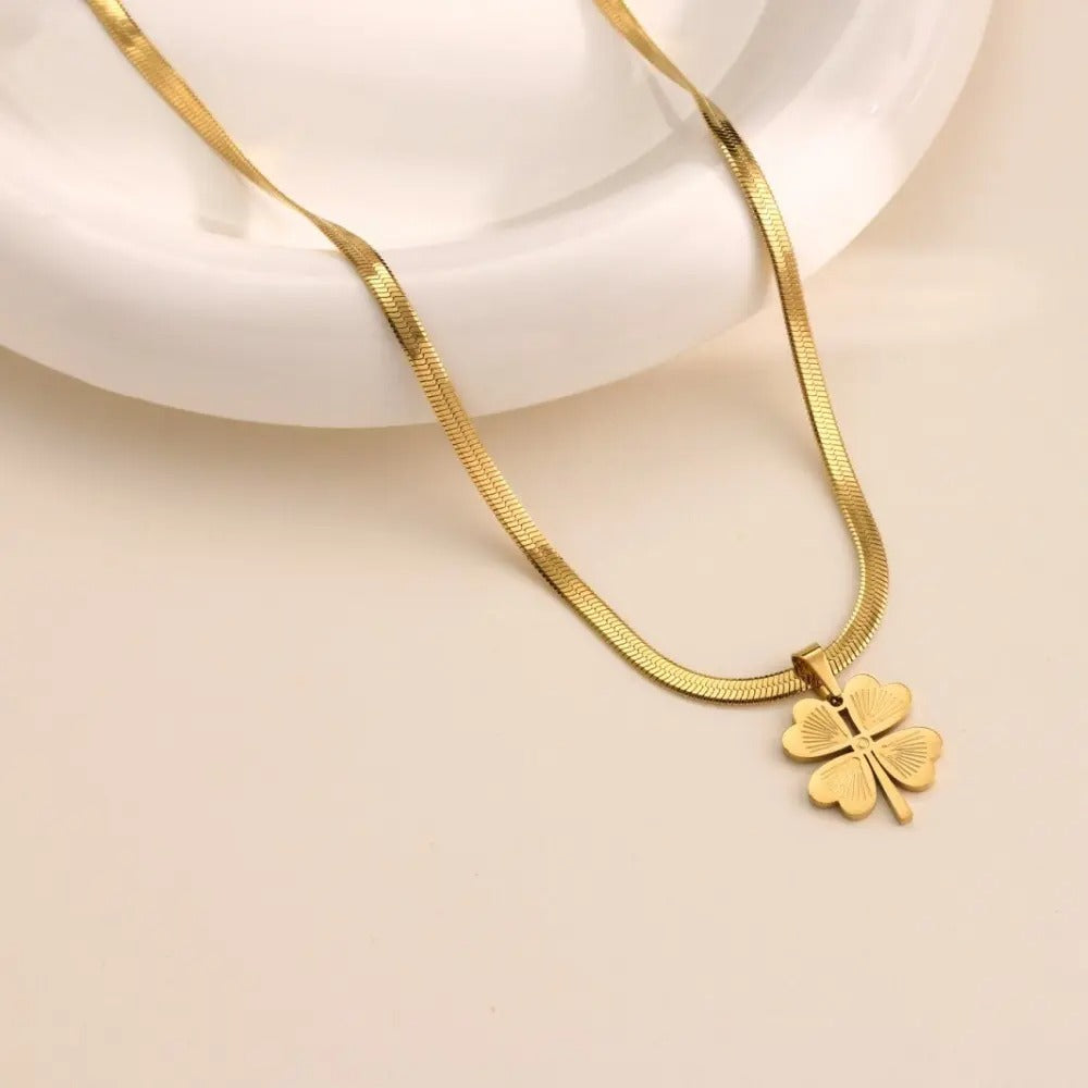 Anti Tarnish Lucky Leaf Pendant Flat Snake Chain Necklace