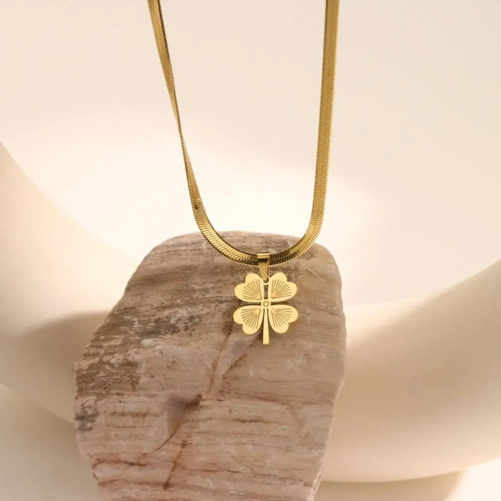 Anti Tarnish Lucky Leaf Pendant Flat Snake Chain Necklace