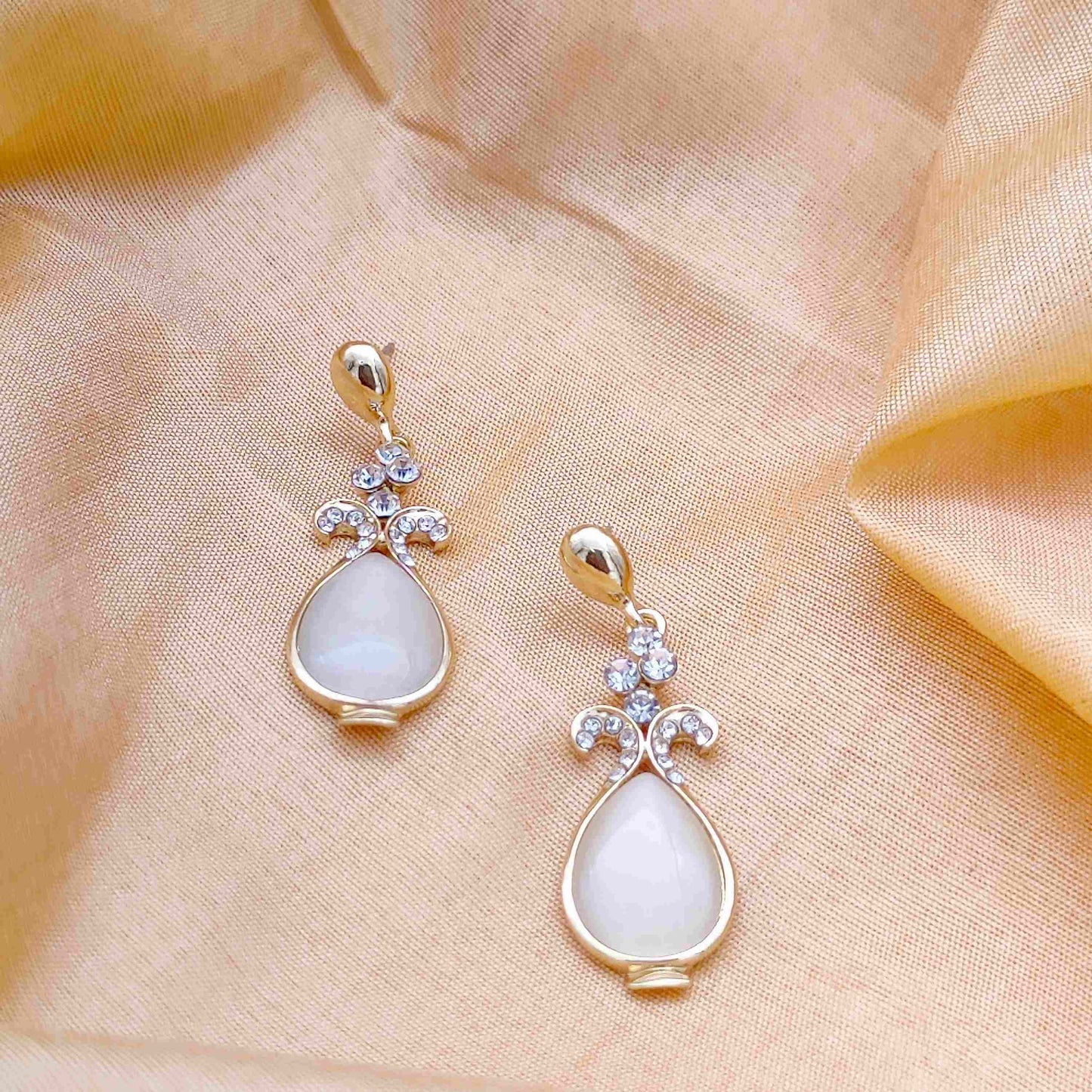Elegant Monalisa Drop Stone Earring