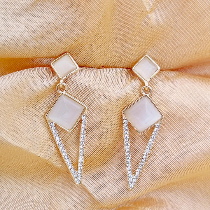 Elegant Monalisa Drop Stone Earring