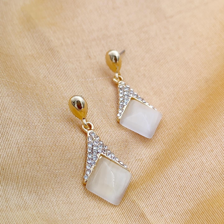 Elegant Monalisa Drop Stone Earring