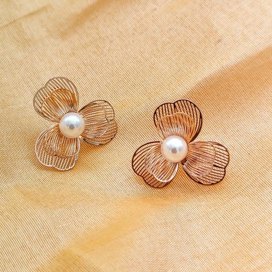 Trendy Baroque Pearl Flower Earring