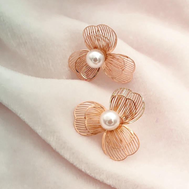 Trendy Baroque Pearl Flower Earring