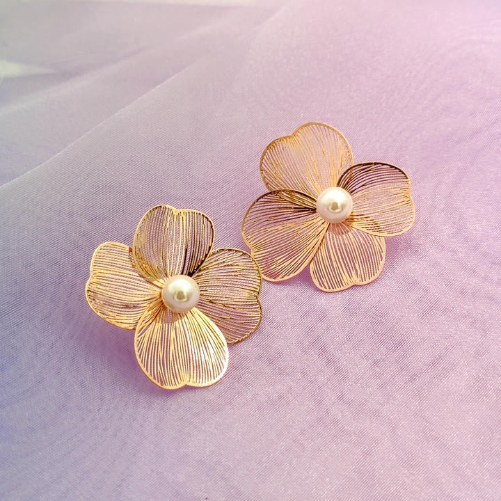 Trendy Baroque Pearl Flower Earring