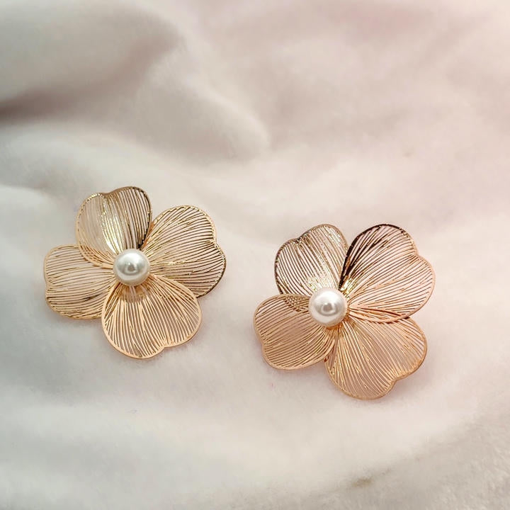 Trendy Baroque Pearl Flower Earring