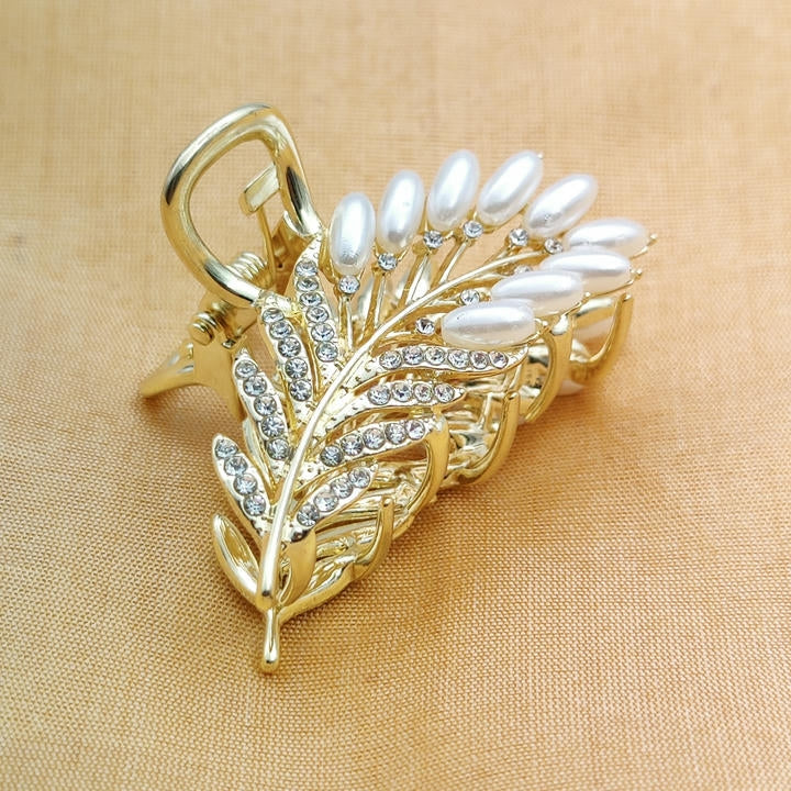 Elegant Pearl Hair Clutcher With Diamonds