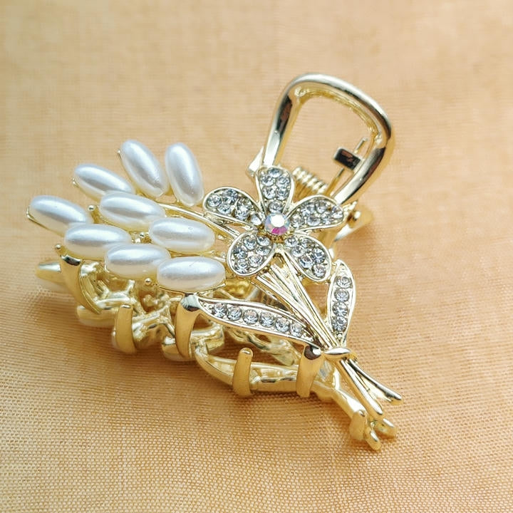 Elegant Pearl Hair Clutcher With Diamonds