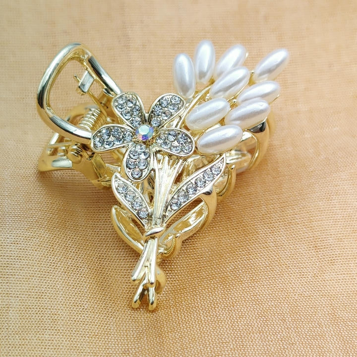 Elegant Pearl Hair Clutcher With Diamonds