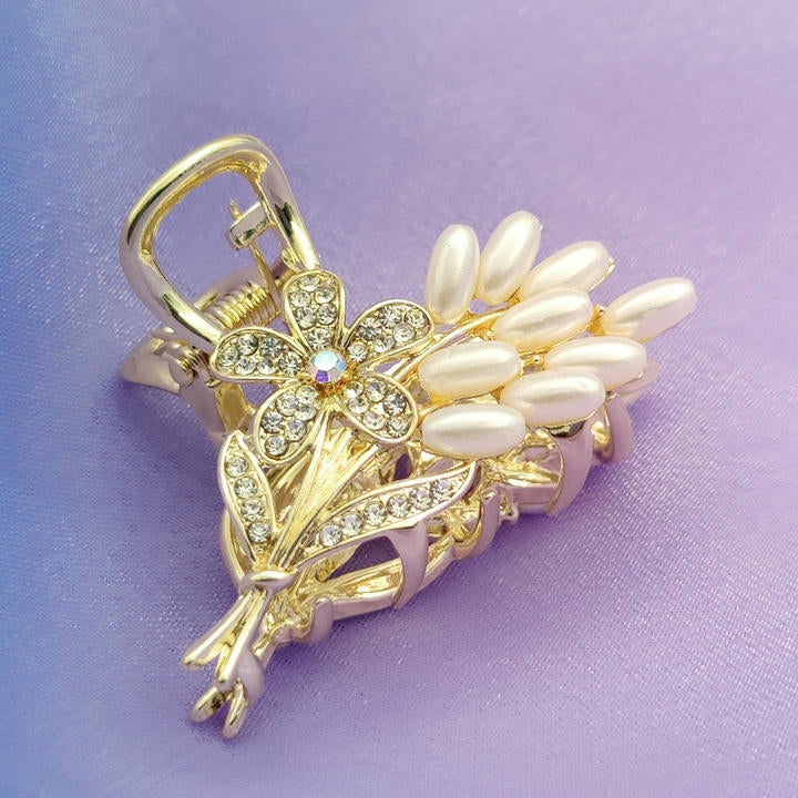 Elegant Pearl Hair Clutcher With Diamonds