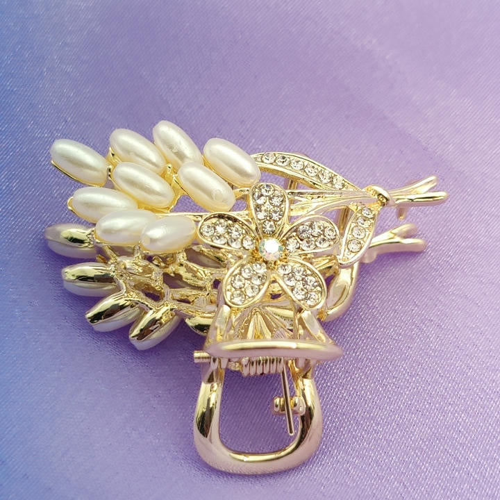 Elegant Pearl Hair Clutcher With Diamonds