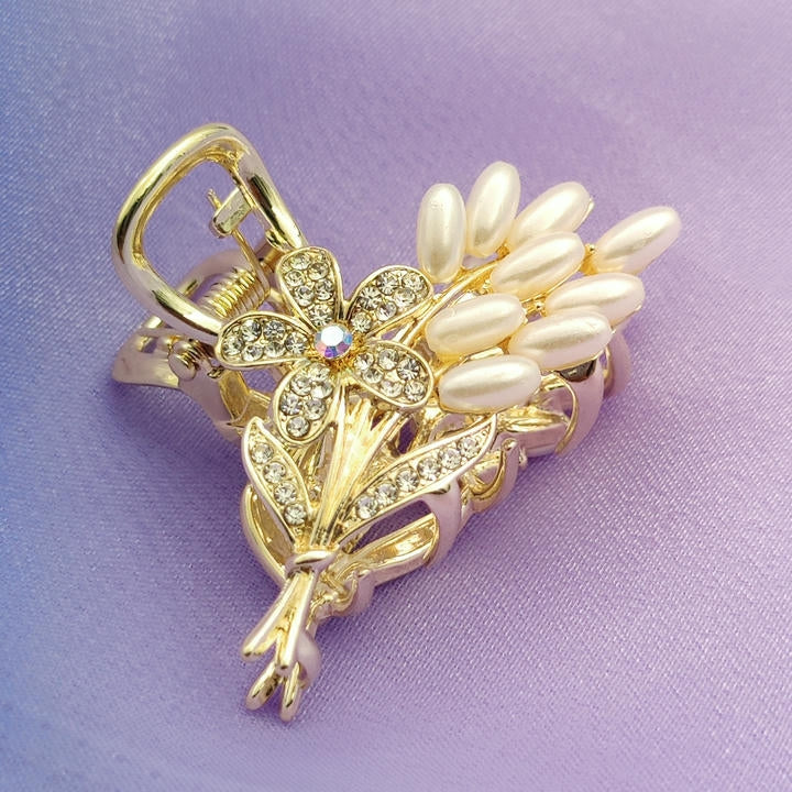 Elegant Pearl Hair Clutcher With Diamonds