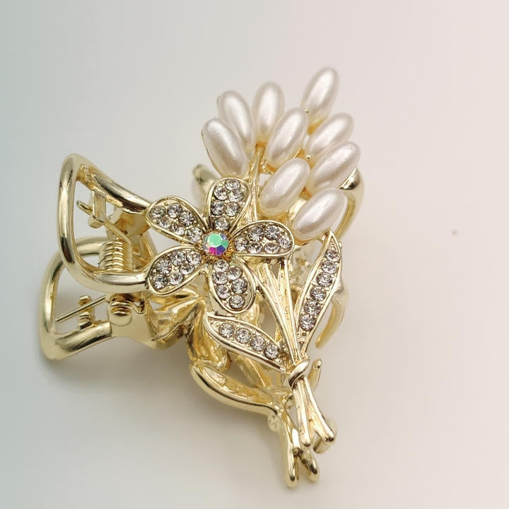 Elegant Pearl Hair Clutcher With Diamonds