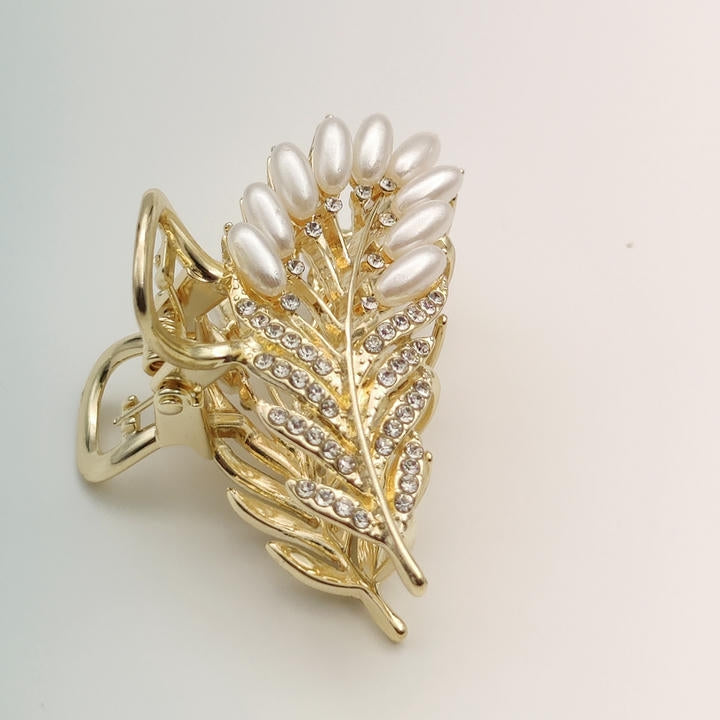 Elegant Pearl Hair Clutcher With Diamonds