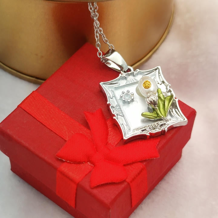 Elegant Oil Painting Style Pearl Necklace