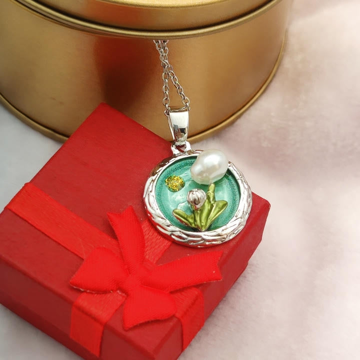 Elegant Oil Painting Style Pearl Necklace