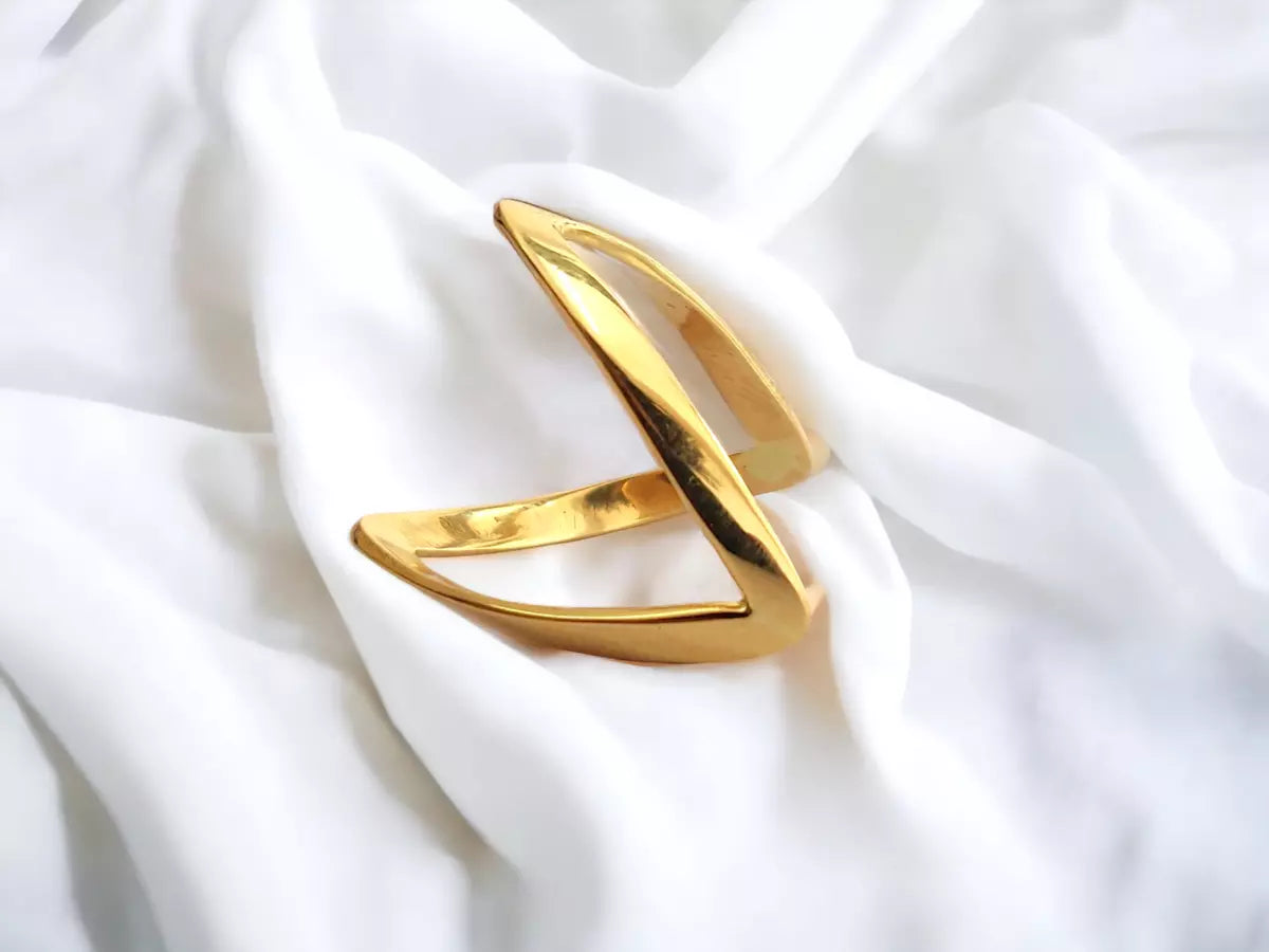 Anti-Tarnish Tranding V Ring Ring