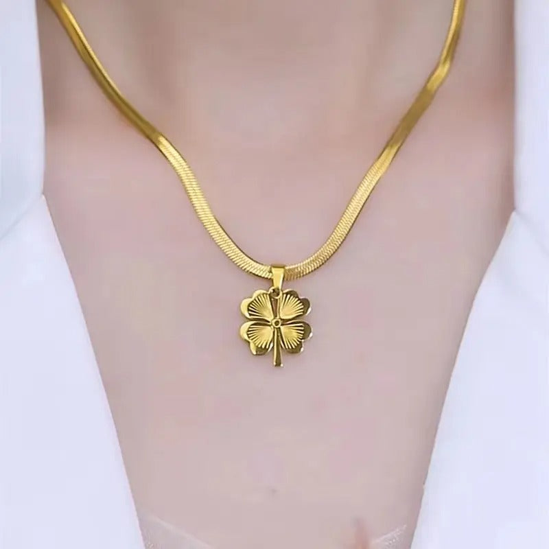 Anti Tarnish Lucky Leaf Pendant Flat Snake Chain Necklace