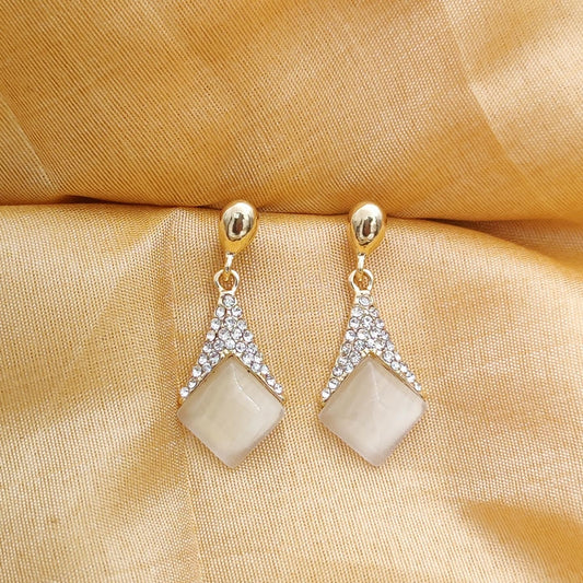 Elegant Monalisa Drop Stone Earring